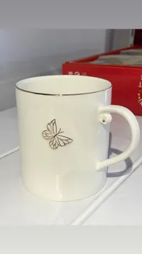 كوب سيراميك مزين برسمة فراشة ذهبية