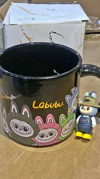 كوب بطبعة لولو بي (Labubu)