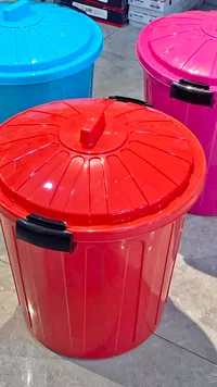سلة مهملات بغطاء
