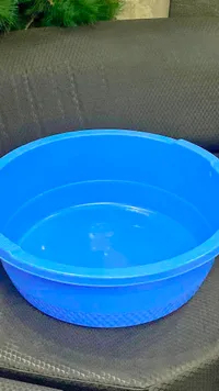 وعاء بلاستيكي أزرق