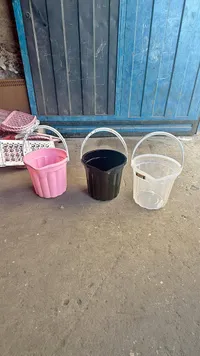 دلو بلاستيك بمقبض