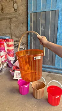 دلو بلاستيك بمقبض خشبي