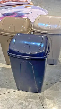 سلة مهملات بغطاء قلاب