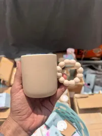 كوب سيراميك بتصميم عصري ومقبض كروي