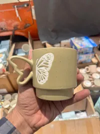 مج سيراميك بتصميم فراشة