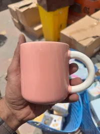 مج سيراميك ملون بمقبض أبيض