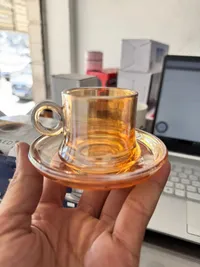 فنجان قهوة زجاجي ملون مع صحن