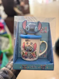 مج سيراميك بشخصية ستيتش مع غطاء ومجسم (Stitch)