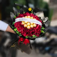 باقة ورد أحمر مع شوكولاتة فيريرو روشيه