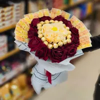باقة هدايا فاخرة بالزهور والشوكولاتة والعملات النقدية