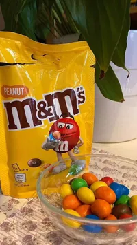 حبيبات الشوكولاتة بالفول السوداني - إم آند إمز (M&M's)