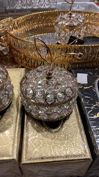 صندوق كريستالي ذهبي فاخر بغطاء