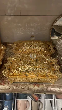 صينية ذهبية مزخرفة بغطاء