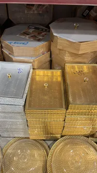صواني وأطباق تقديم ذهبية وفضية
