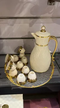 طقم قهوة فاخر بتصميم كلاسيكي ذهبي