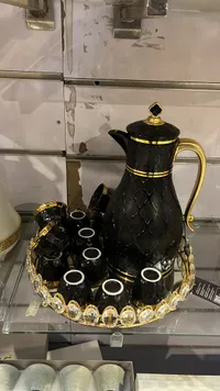 طقم قهوة عربية فاخر بتصميم كلاسيكي أسود وذهبي
