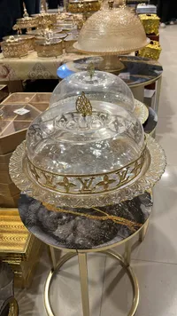 صحن ضيافة زجاجي مع غطاء وقاعدة ذهبية
