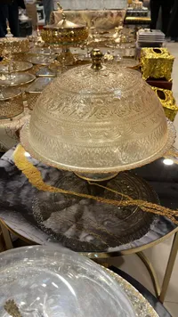 صحن ضيافة زجاجي بغطاء - تصميم كلاسيكي ذهبي