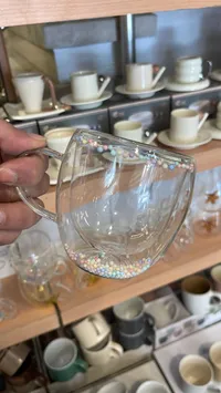 مج زجاجي بكرات ملونة