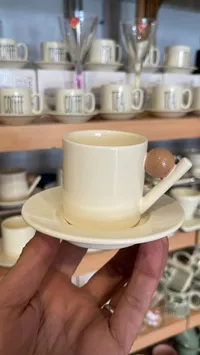فنجان قهوة سيراميك كريمي مع صحن
