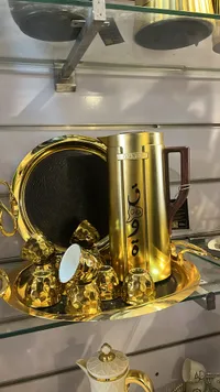 إبريق شاي ذهبي فاخر مع حامل