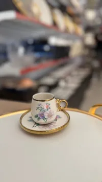 فنجان قهوة بورسلين مع طبق - زهور ملونة