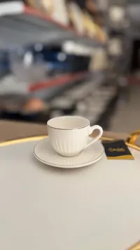 فنجان قهوة مع صحن - تصميم محروم أبيض