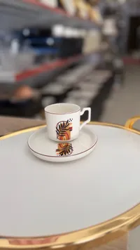 فنجان قهوة مع صحن - تصميم فني