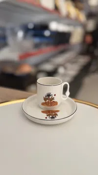 فنجان قهوة عربي مع صحن - تصميم تقليدي