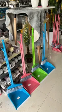 مجموعة مكنسة وجاروف منزلية ملونة