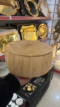 وعاء خشبي مع غطاء