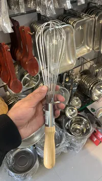 خفاقة معادن بيد خشبية