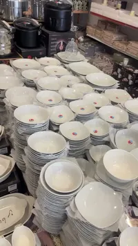 طقم أطباق بورسلين أبيض مع خطوط زرقاء