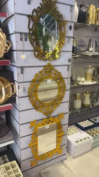 مرآة حائط ذهبية بإطار منقوش
