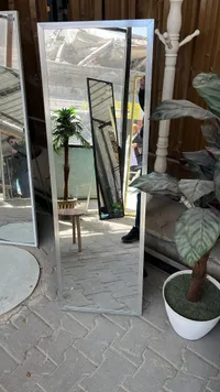 مرآة أرضية كبيرة بإطار معدني