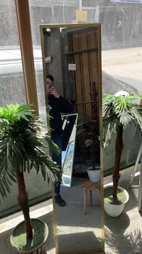 مرآة حائط بإطار ذهبي