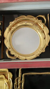 طبق تقديم ذهبي مزخرف