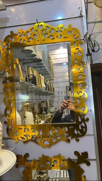 مرآة زينة ذهبية بإطار منحوت