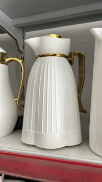 إبريق سيراميك أبيض بمقبض ذهبي