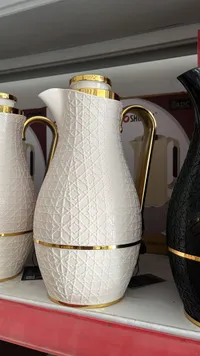 إبريق ماء سيراميك أبيض مع تفاصيل ذهبية