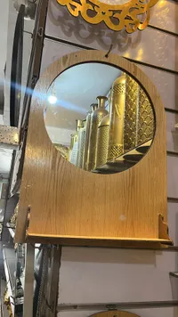 رف مرآة خشبي بتصميم عصري