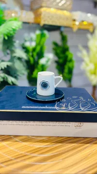 فنجان قهوة مزين بوردة - روز