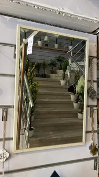 مرآة حائط بإطار خشبي فاتح