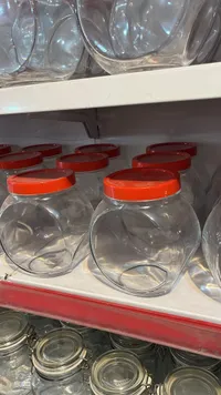 مرطبان زجاجي بغطاء أحمر