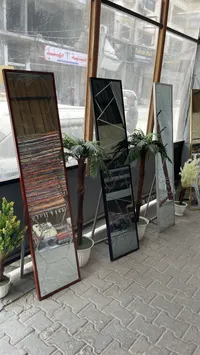 مرآة أرضية طولية بإطار خشبي مزخرف