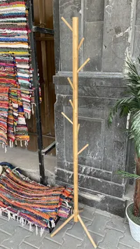 علاقة ملابس خشبية بتصميم شجرة