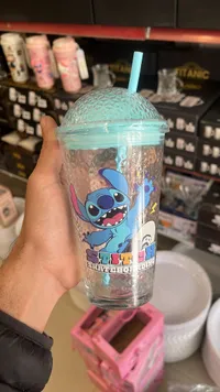 كوب بلاستيكي بغطاء وقشة بتصميم ستيتش (Stitch)