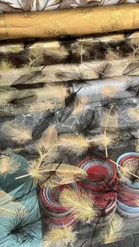 مفرش طاولة بلاستيكي مزخرف بنقوش الريش