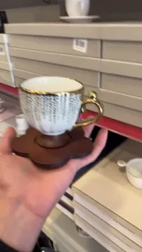فنجان قهوة سيراميك مع قاعدة خشبية بتصميم زهرة