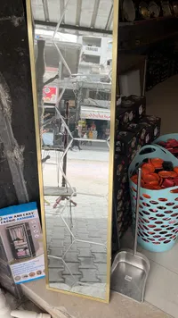 مرآة حائط طولية بإطار ذهبي هندسي